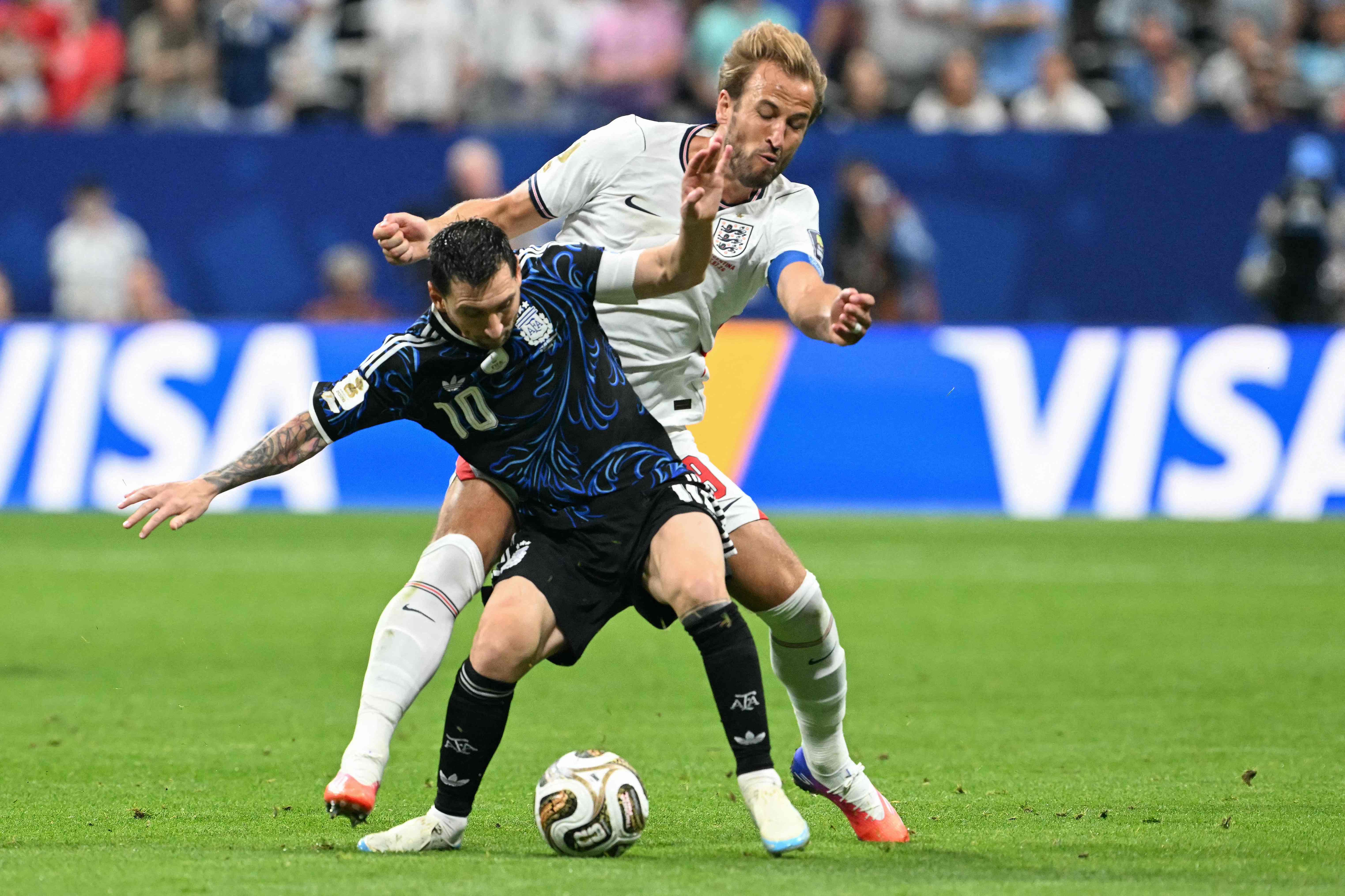 TOPSHOT - England's forward #09 Harry Kane and Argentina's forward #10 Lionel Messi fight for the ball during the 2026 World Cup football tournament semi-final match between England and Argentina at the Atlanta Stadium in Atlanta on July 15, 2026.  (Photo by ROBERTO SCHMIDT / AFP)