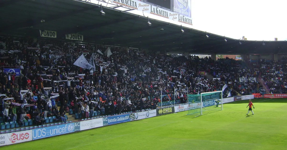 Afición de la UDS, apoyando a su equipo durante un partido en el Helmántico.