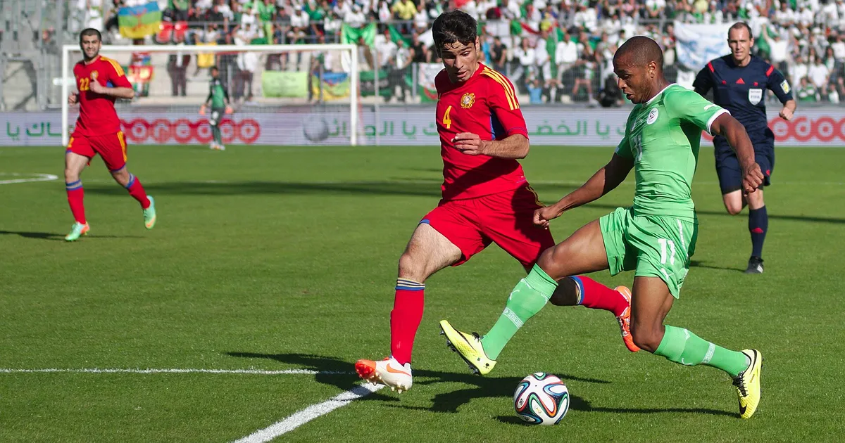 Algérie - Arménie - 20140531 - Yacine Brahimi (Alg) face à Taron Voskanyan (Arm).