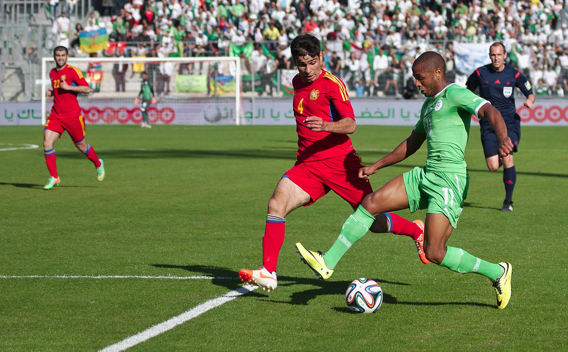 Algérie - Arménie - 20140531 - Yacine Brahimi (Alg) face à Taron Voskanyan (Arm).