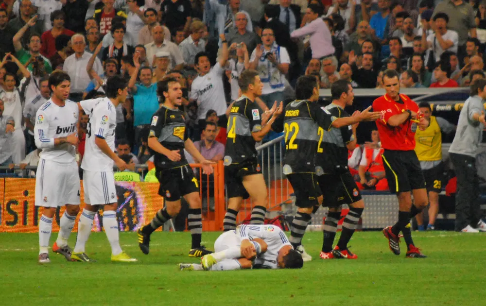 El árbitro Clos Gómez se dispone a sacar tarjeta como sanción a una acción contra Cristiano Ronaldo. Jornada 4 de la Liga de Primera División 2010.