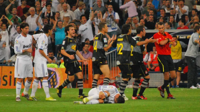 El árbitro Clos Gómez se dispone a sacar tarjeta como sanción a una acción contra Cristiano Ronaldo. Jornada 4 de la Liga de Primera División 2010.