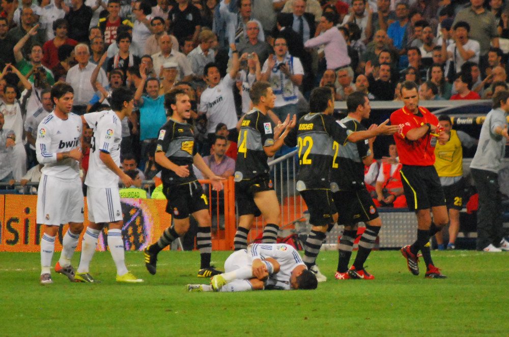 El árbitro Clos Gómez se dispone a sacar tarjeta como sanción a una acción contra Cristiano Ronaldo. Jornada 4 de la Liga de Primera División 2010.