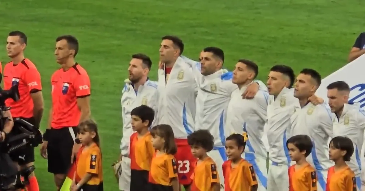 Argentina entona su himno nacional antes del partido Argentina vs. Ecuador por la Copa América 2024. De izquierda a derecha: Lionel Messi, Emiliano Martínez, Cristian Romero, Nahuel Molina, Lisandro Martínez, Lautaro Martínez y Nicolás Tagliafico.