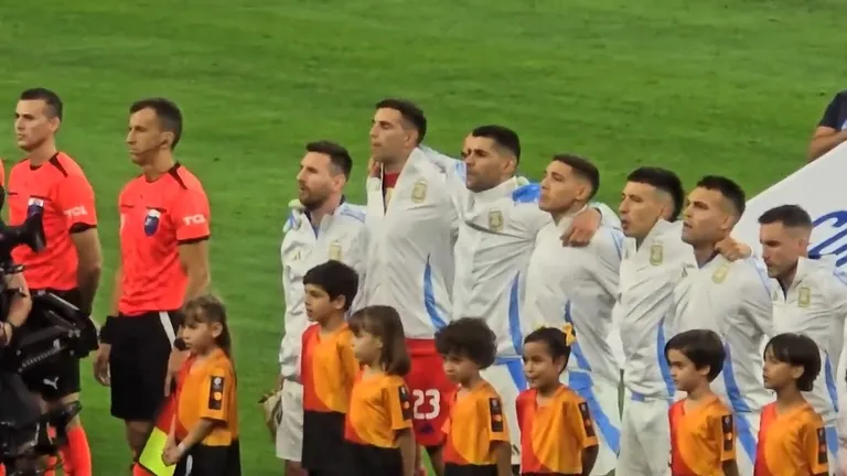 Argentina entona su himno nacional antes del partido Argentina vs. Ecuador por la Copa América 2024. De izquierda a derecha: Lionel Messi, Emiliano Martínez, Cristian Romero, Nahuel Molina, Lisandro Martínez, Lautaro Martínez y Nicolás Tagliafico.