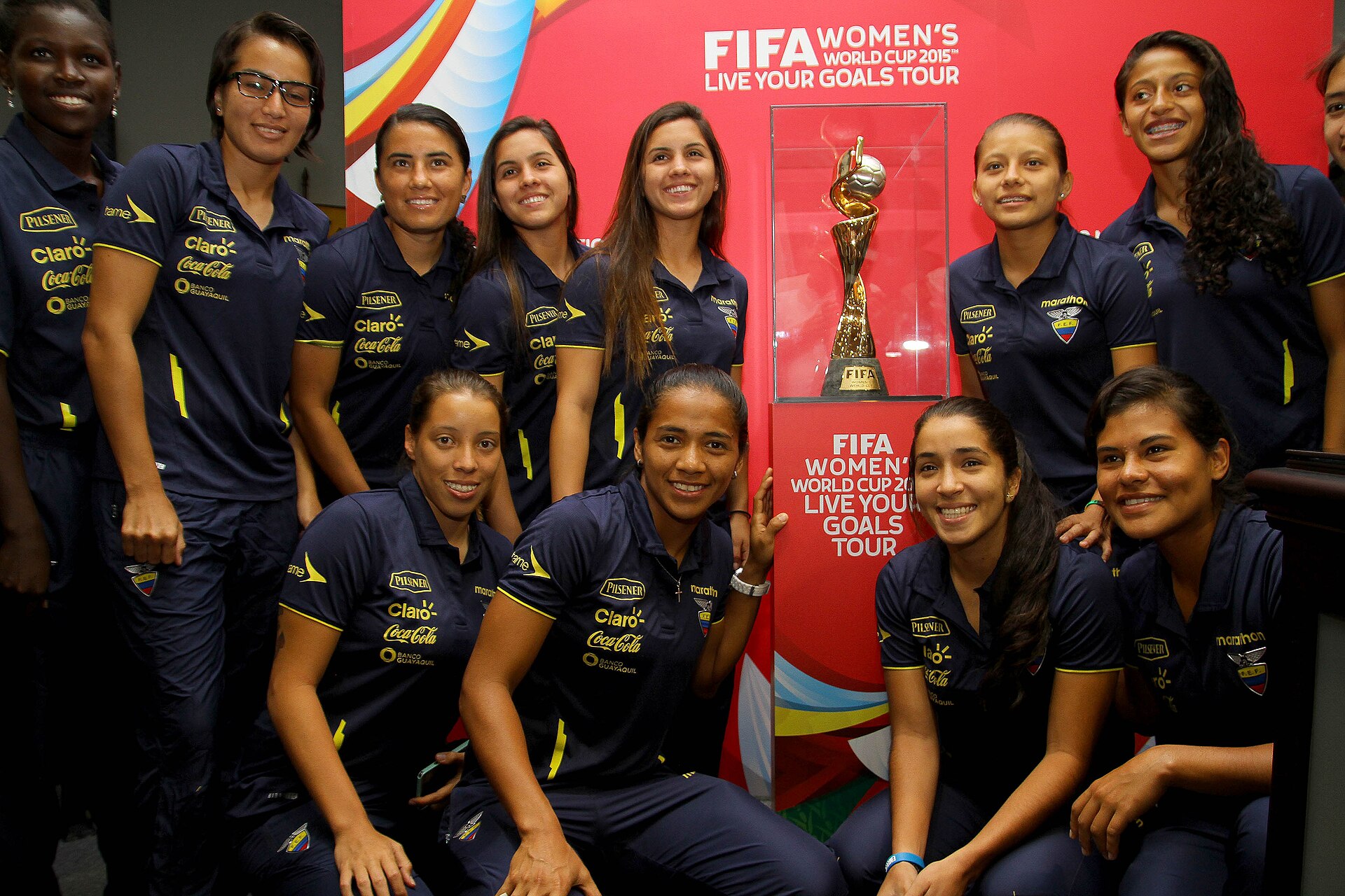 Guayaqui, domingo 22 de marzo del 2015 (ANDES).-El trofeo oficial de la Copa Mundial Femenina de la FIFA 'Canadá 2015' fue presentado en Ecuador como parte de la gira 'Live Your Goals Tour', en la gráfica, jugadoras de la selección de Ecuador se hacen en un selfie con la copa del mundo. Foto:César Muñoz/ANDES