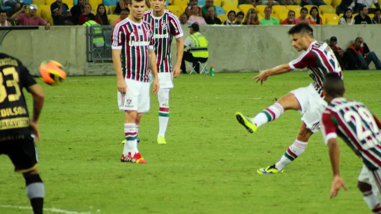 Rhayner chuta uma bola de fora da área contra o Botafogo pela 25ª rodada do Brasileirão de 2013