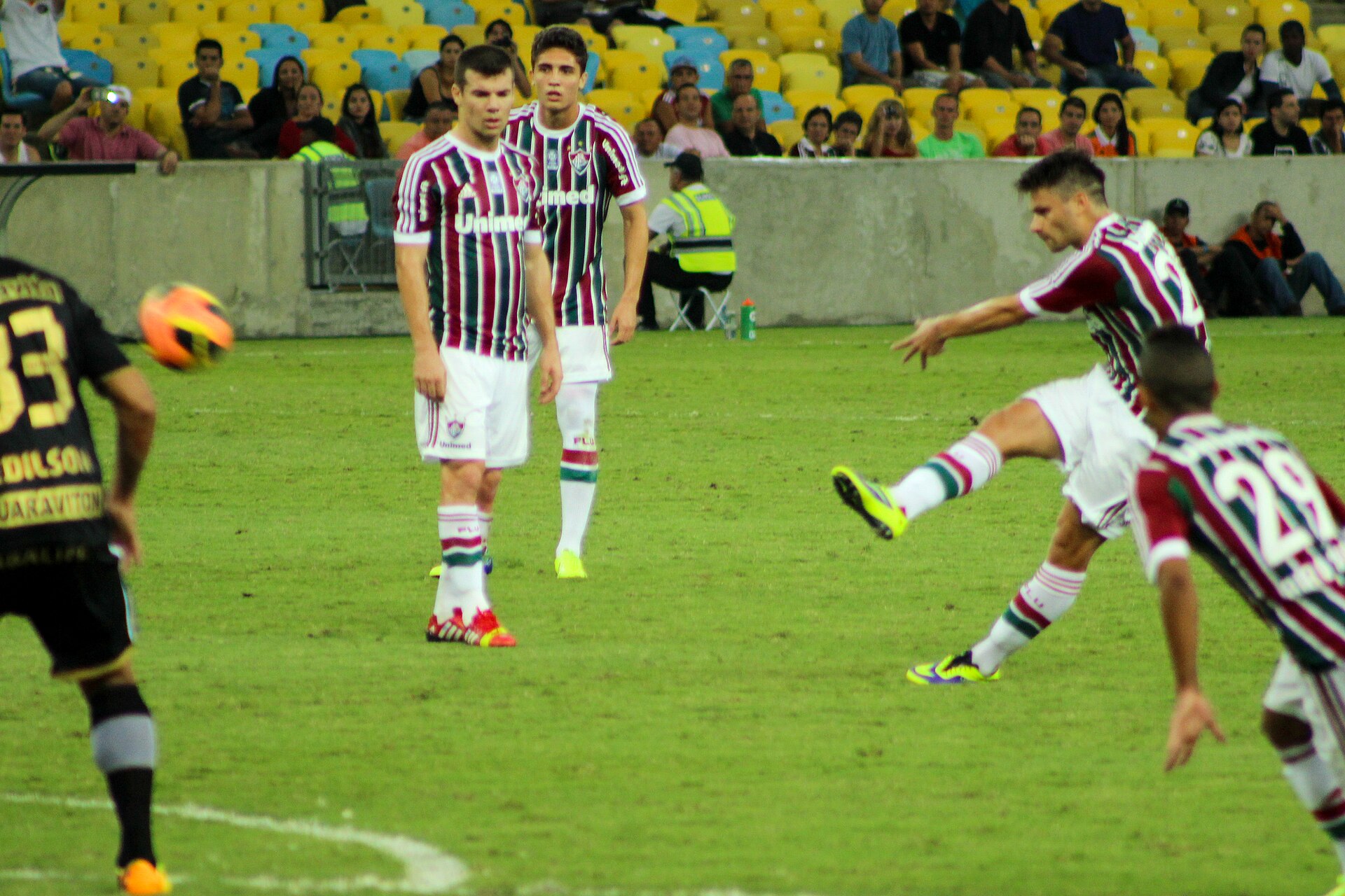Rhayner chuta uma bola de fora da área contra o Botafogo pela 25ª rodada do Brasileirão de 2013