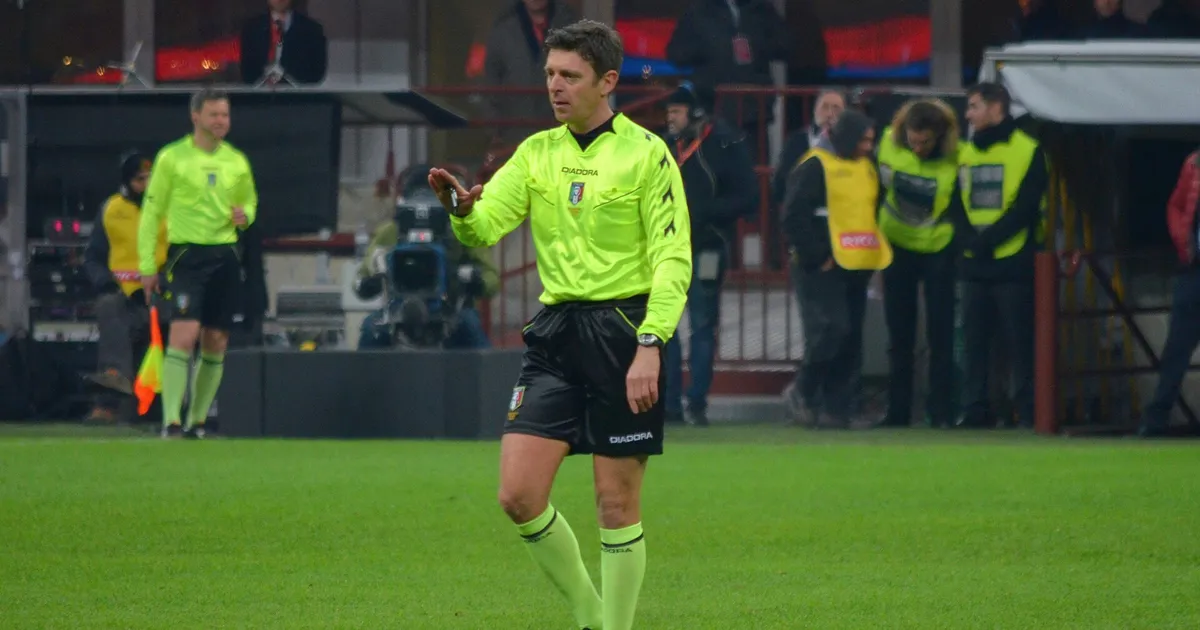 Milano, stadio Giuseppe Meazza, 27 gennaio 2015. L'arbitro di calcio italiano Gianluca Rocchi durante AC Milan – SS Lazio (0-1), quarti di finale della Coppa Italia 2014-15.