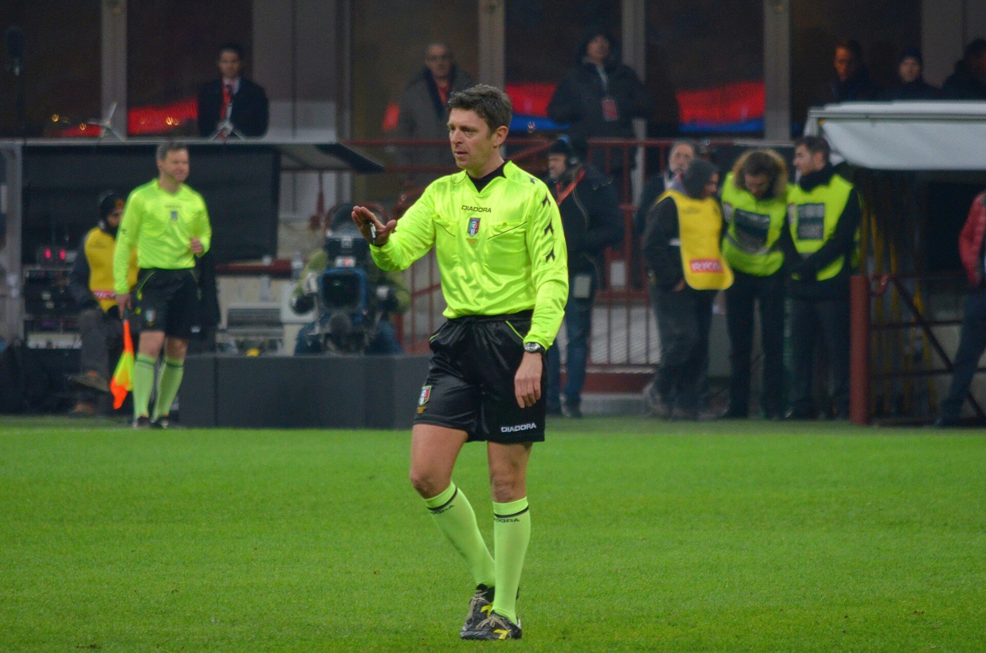 Milano, stadio Giuseppe Meazza, 27 gennaio 2015. L'arbitro di calcio italiano Gianluca Rocchi durante AC Milan – SS Lazio (0-1), quarti di finale della Coppa Italia 2014-15.