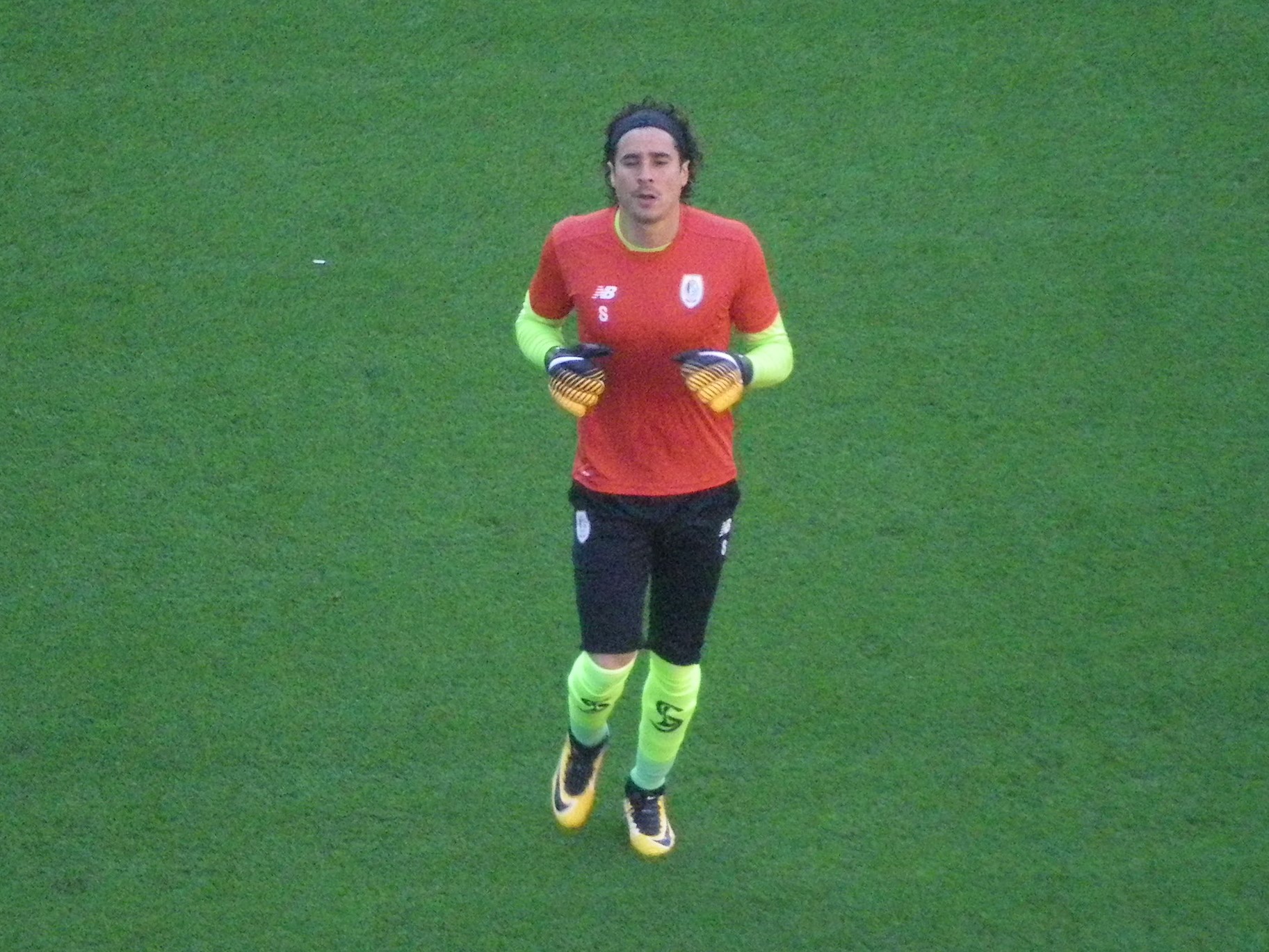 Guillermo Ochoa preparing for a league match between his club Standard de Liège and opponent team Sporting Charleroi on September 10, 2017.