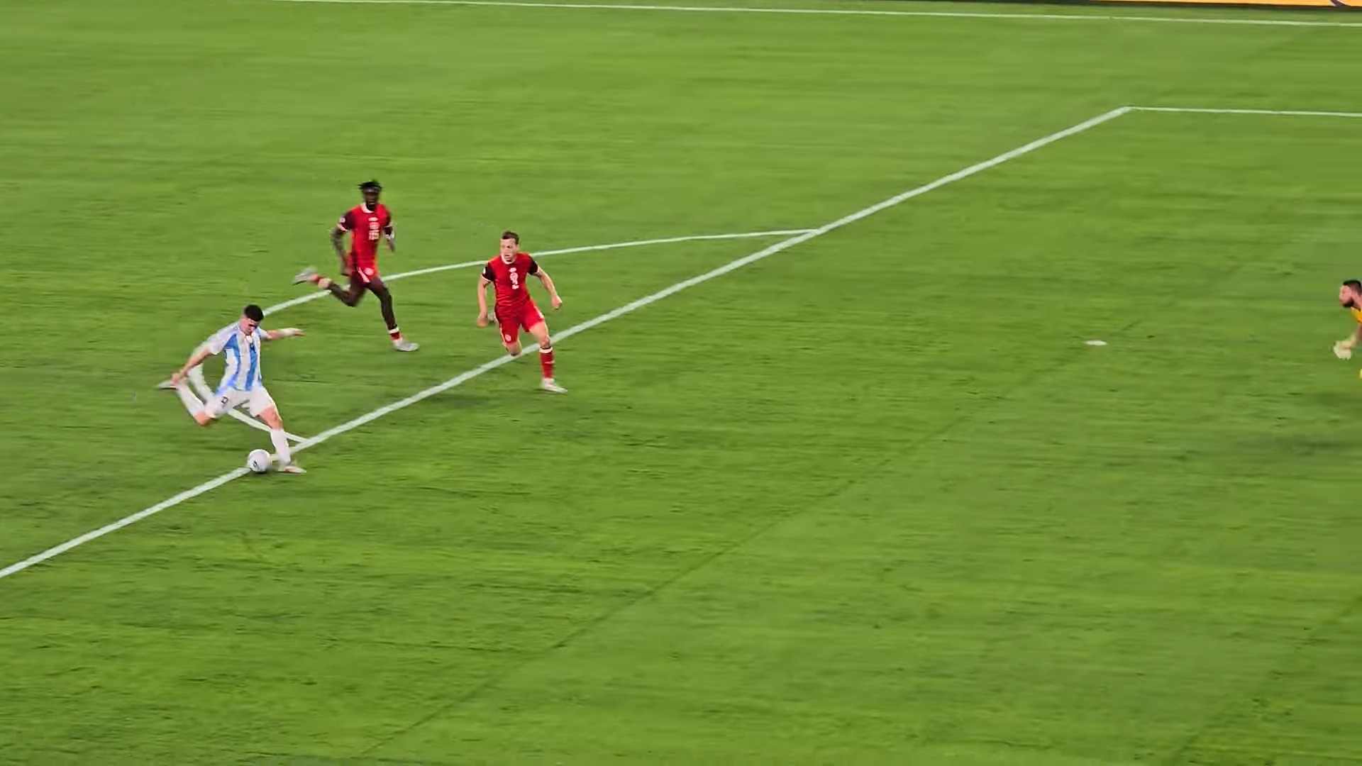 Julián Álvarez prepares to shoot for goal, which could later be saved, during the Argentina vs Canada match in the semifinals of the Copa América 2024.