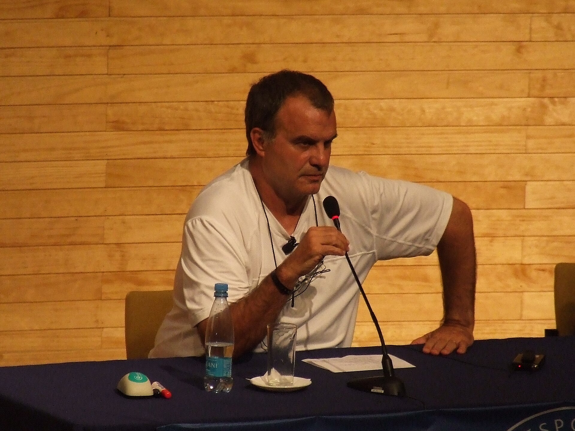 Marcelo Bielsa at a press conference in 2009.