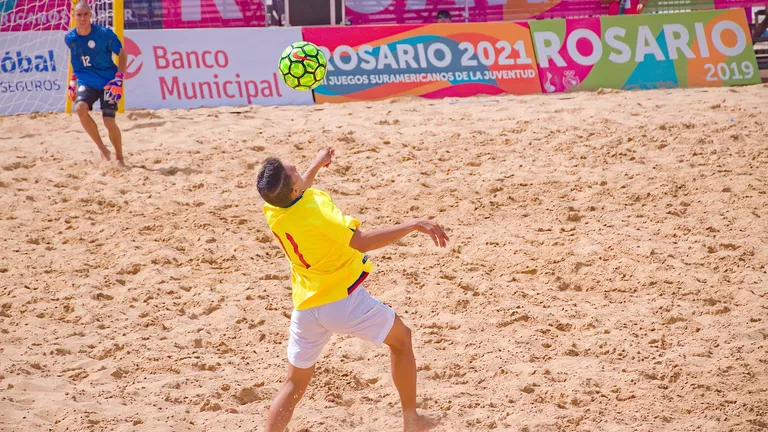 Partido clasificatorio masculino de football entre Ecuador y Paraguay en los Juegos Suramericanos de Playa 2019