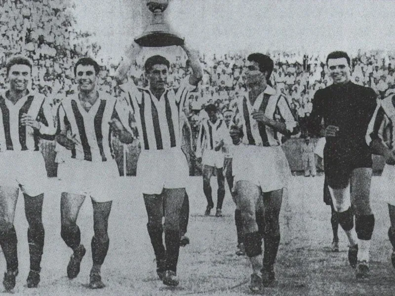 Olympiacos' players with the Cup in 1953.