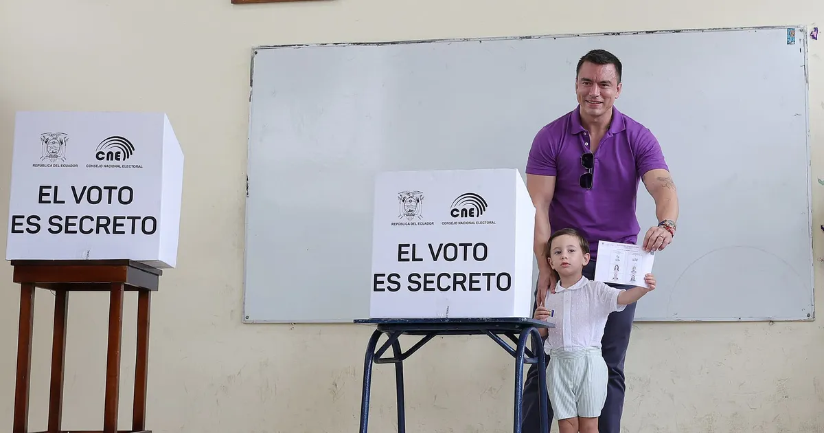 Olón (Santa Elena), 13 de abril de 2025.- El presidente de la República, Daniel Noboa, acudió este domingo a su recinto electoral en Olón, provincia de Santa Elena, para ejercer su derecho al voto. Fotos: Isaac Castillo/Presidencia del Ecuador