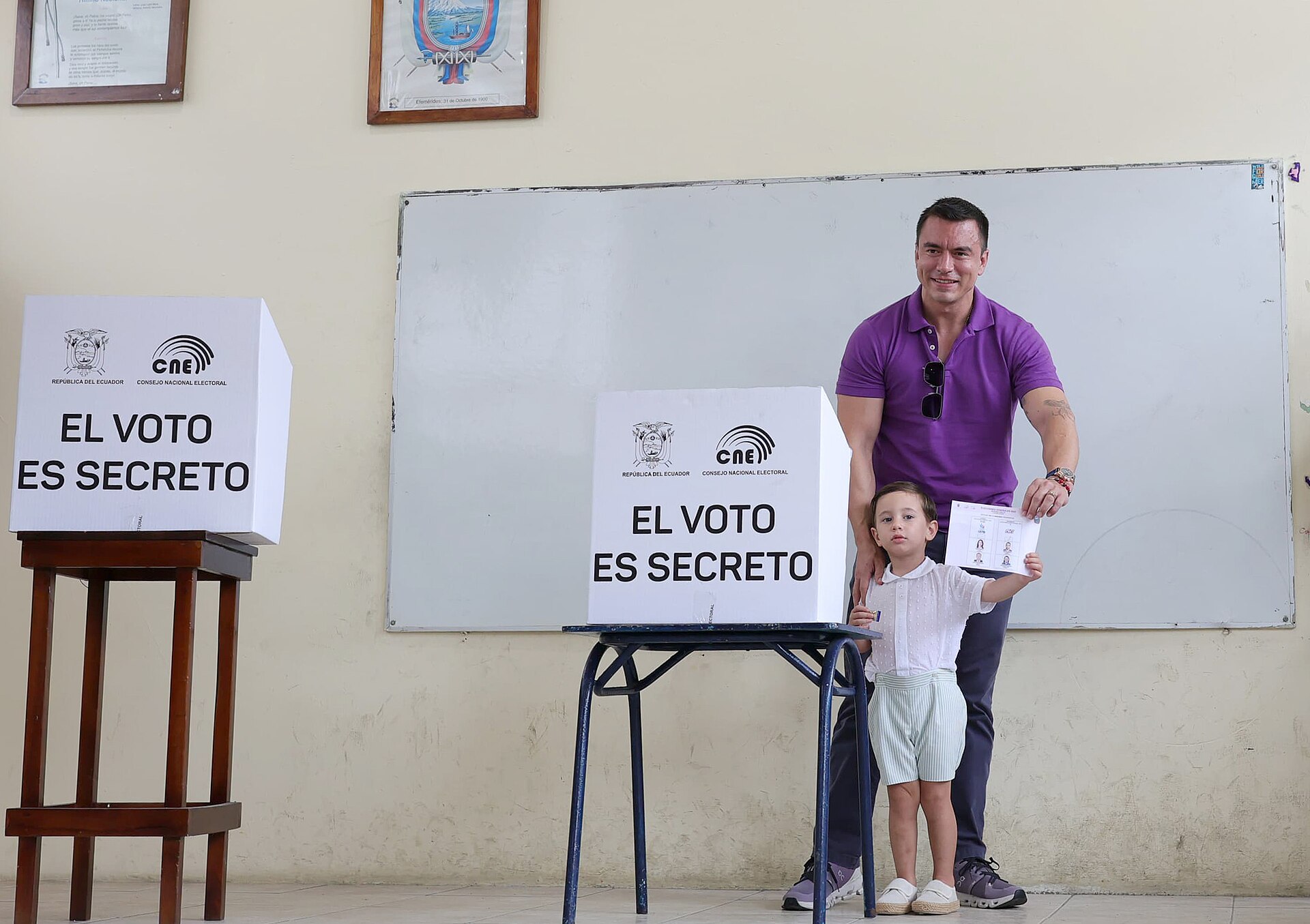 Olón (Santa Elena), 13 de abril de 2025.- El presidente de la República, Daniel Noboa, acudió este domingo a su recinto electoral en Olón, provincia de Santa Elena, para ejercer su derecho al voto. Fotos: Isaac Castillo/Presidencia del Ecuador