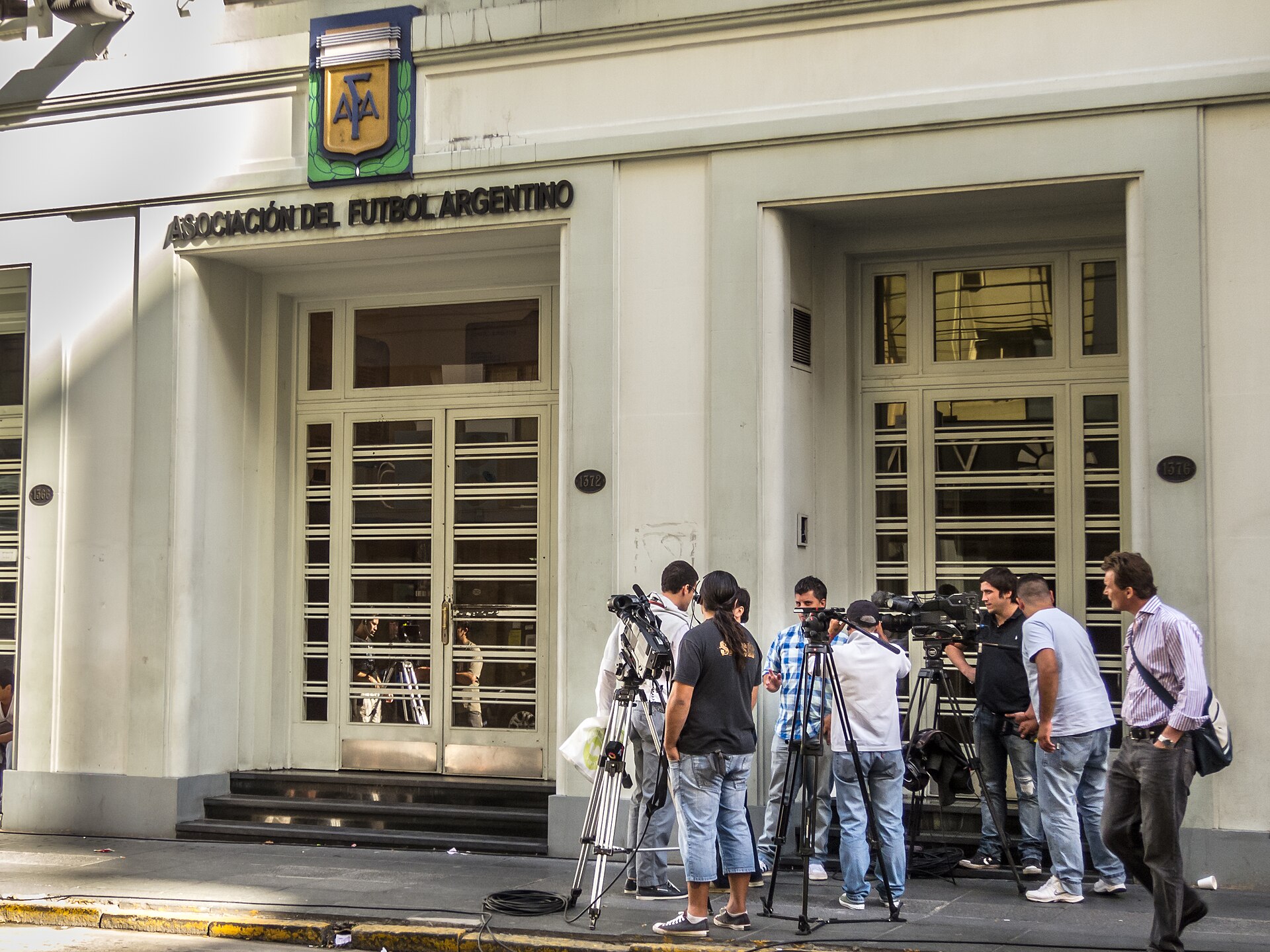 Medios de prensa en la puerta de la sede de la Asociación del Fútbol Argentino (AFA). Buenos Aires.