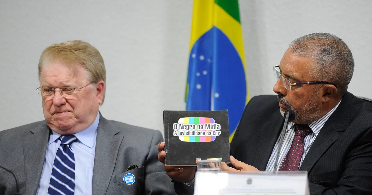 Sala de comissões do Senado durante Comissão de Direitos Humanos e Legislação Participativa (CDH). Audiência Pública Interativa para debater sobre o tema: "O racismo sofrido nos campos de futebol pelos jogadores negros". (E/D): vice-presidente do Grêmio Foot-Ball Porto Alegrense, Adalberto Preis; presidente da CDH, senador Paulo Paim (PT-RS). Foto: Pedro França/Agência Senado
