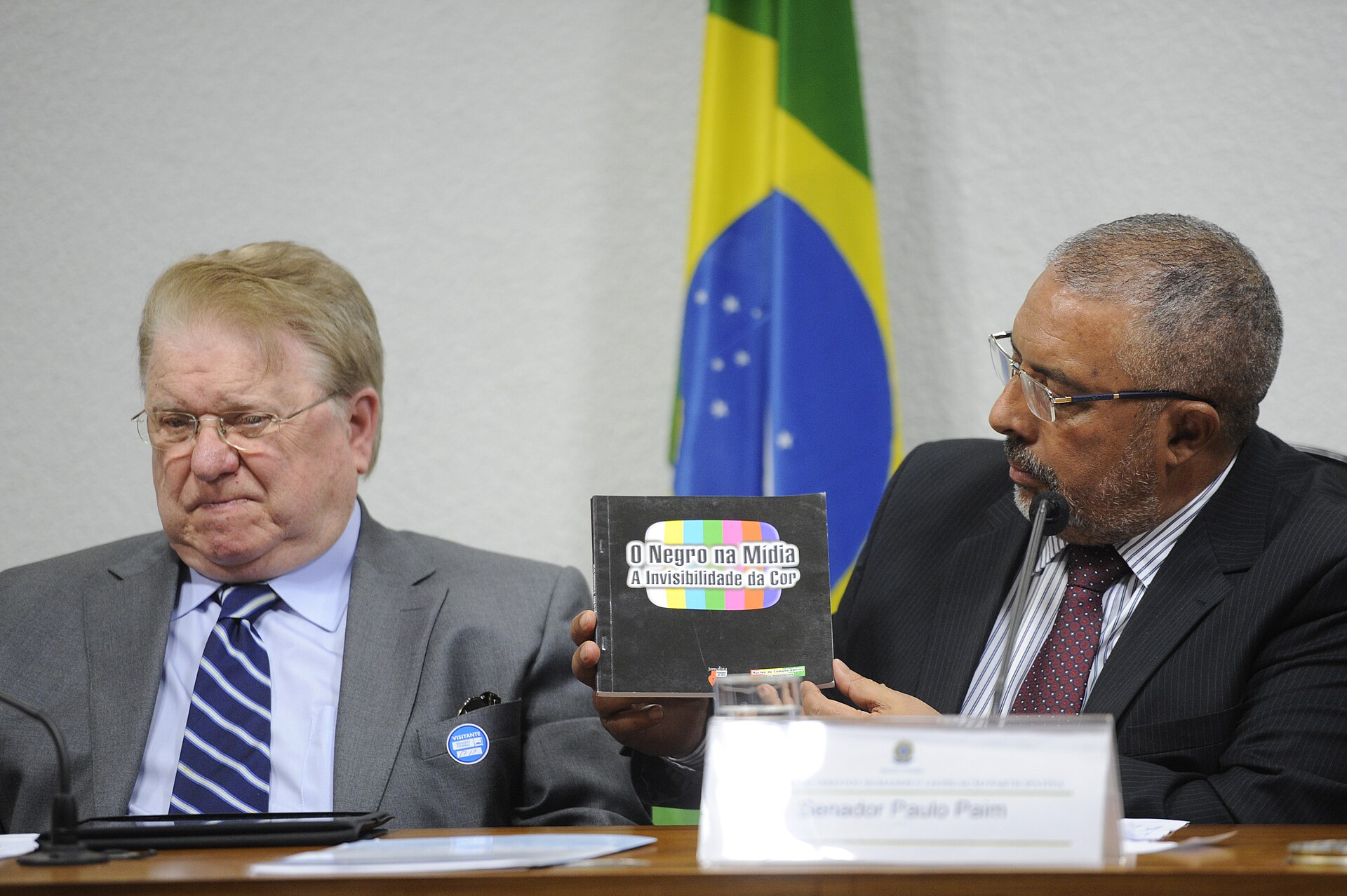 Sala de comissões do Senado durante Comissão de Direitos Humanos e Legislação Participativa (CDH). Audiência Pública Interativa para debater sobre o tema: "O racismo sofrido nos campos de futebol pelos jogadores negros". (E/D): vice-presidente do Grêmio Foot-Ball Porto Alegrense, Adalberto Preis; presidente da CDH, senador Paulo Paim (PT-RS). Foto: Pedro França/Agência Senado