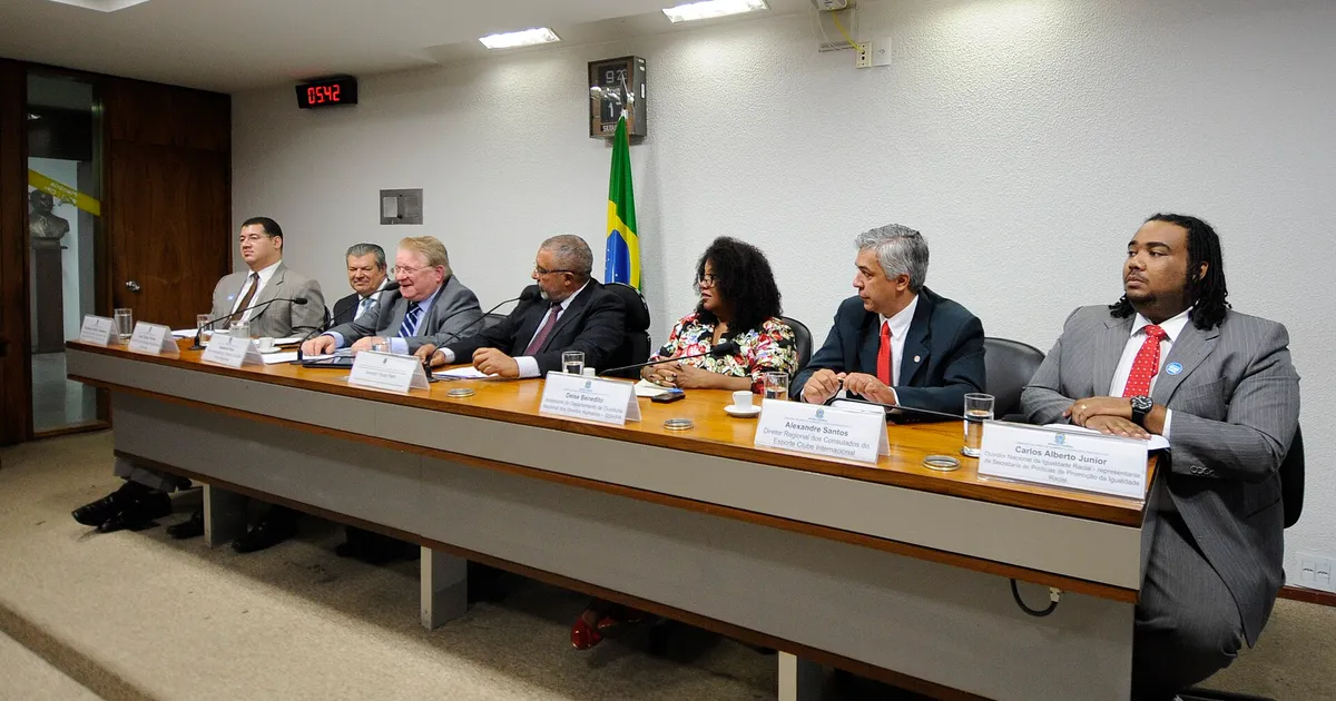 Sala de comissões do Senado durante Comissão de Direitos Humanos e Legislação Participativa (CDH). Audiência Pública Interativa para debater sobre o tema: "O racismo sofrido nos campos de futebol pelos jogadores negros". Mesa (E/D): integrante da Comissão Especial de Direito Desportivo da Ordem dos Advogados do Brasil (OAB), Ronaldo Ferreira Tolentino; presidente da Federação Nacional dos Jornalistas, José Carlos Torves; vice-presidente do Grêmio Foot-Ball Porto Alegrense, Adalberto Preis; presidente da CDH, senador Paulo Paim (PT-RS); assessora do gabinete da Secretaria Nacional de Direitos Humanos, Deise Benedito; diretor regional dos Consulados do Espote Clube Internacional, Alexandre Santos; Ouvidor Nacional da Igualdade Racial, Carlos Alberto Silva Junior. Foto: Pedro França/Agência Senado