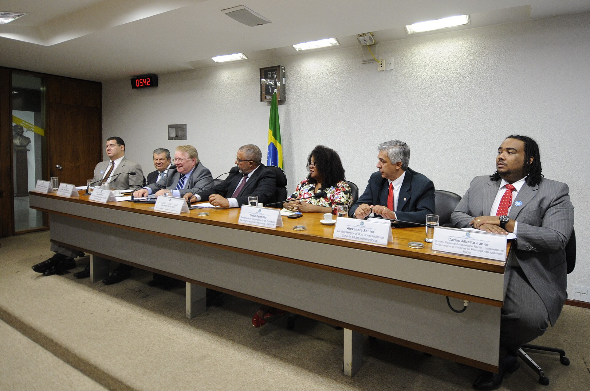Sala de comissões do Senado durante Comissão de Direitos Humanos e Legislação Participativa (CDH). Audiência Pública Interativa para debater sobre o tema: "O racismo sofrido nos campos de futebol pelos jogadores negros". Mesa (E/D): integrante da Comissão Especial de Direito Desportivo da Ordem dos Advogados do Brasil (OAB), Ronaldo Ferreira Tolentino; presidente da Federação Nacional dos Jornalistas, José Carlos Torves; vice-presidente do Grêmio Foot-Ball Porto Alegrense, Adalberto Preis; presidente da CDH, senador Paulo Paim (PT-RS); assessora do gabinete da Secretaria Nacional de Direitos Humanos, Deise Benedito; diretor regional dos Consulados do Espote Clube Internacional, Alexandre Santos; Ouvidor Nacional da Igualdade Racial, Carlos Alberto Silva Junior. Foto: Pedro França/Agência Senado