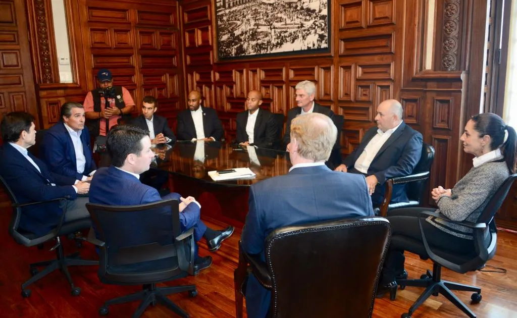 La Jefa de Gobierno, Claudia Sheinbaum Pardo, se reunió esta tarde con el Comisionado de la National Football League (NFL), Roger Goodell, para estrechar relación con el Comité Organizador, a propósito del partido que se llevará a cabo hoy a las 19:15 horas en el Estadio Azteca, donde competirán por el triunfo de la semana 11 de 17 de la temporada, los Jefes de Kansas (Kansas City Chiefs) contra los Cargadores de Los Ángeles (Los Angeles Chargers).