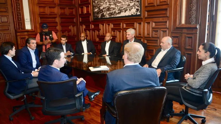 La Jefa de Gobierno, Claudia Sheinbaum Pardo, se reunió esta tarde con el Comisionado de la National Football League (NFL), Roger Goodell, para estrechar relación con el Comité Organizador, a propósito del partido que se llevará a cabo hoy a las 19:15 horas en el Estadio Azteca, donde competirán por el triunfo de la semana 11 de 17 de la temporada, los Jefes de Kansas (Kansas City Chiefs) contra los Cargadores de Los Ángeles (Los Angeles Chargers).