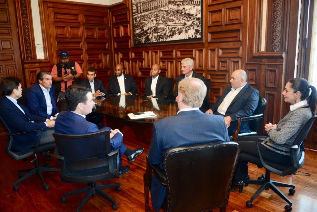 La Jefa de Gobierno, Claudia Sheinbaum Pardo, se reunió esta tarde con el Comisionado de la National Football League (NFL), Roger Goodell, para estrechar relación con el Comité Organizador, a propósito del partido que se llevará a cabo hoy a las 19:15 horas en el Estadio Azteca, donde competirán por el triunfo de la semana 11 de 17 de la temporada, los Jefes de Kansas (Kansas City Chiefs) contra los Cargadores de Los Ángeles (Los Angeles Chargers).