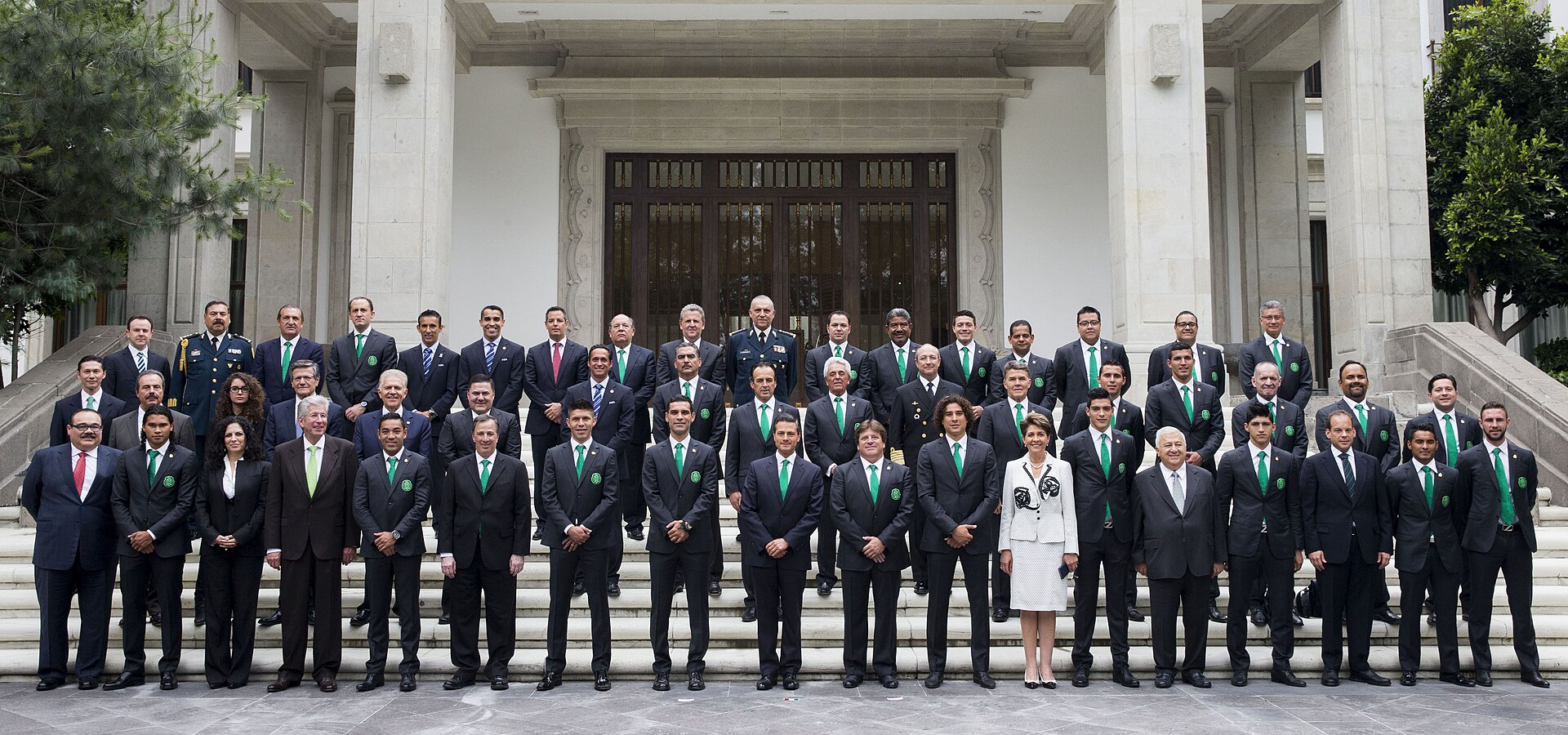 The Mexico national football team at Los Pinos with then-Mexican president Enrique Peña Nieto