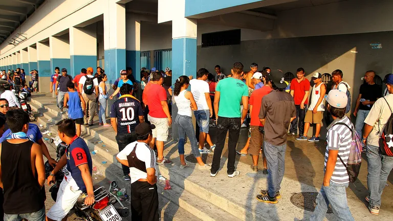 Guayaquil, Ecuador, 19 de diciembre del 2014 (ANDES).-Cientos de hinchas de Emelec llegaron hasta las boleterias del estadio Capwell para adquirir entradas para el partido de la final del Campeonato Nacional de Futbol 2014 entre Emelec y Barcelona Foto:César Muñoz/ANDES