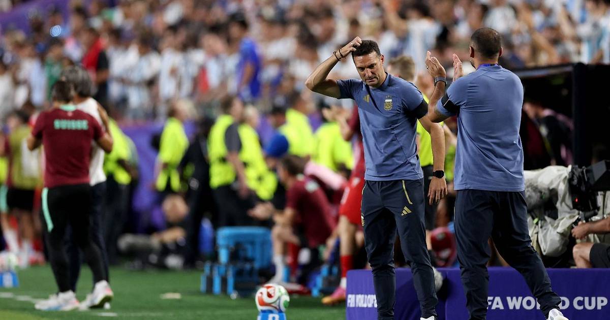 Scaloni reveló por qué felicitó a Walter Samuel tras el gol de Mac Allister