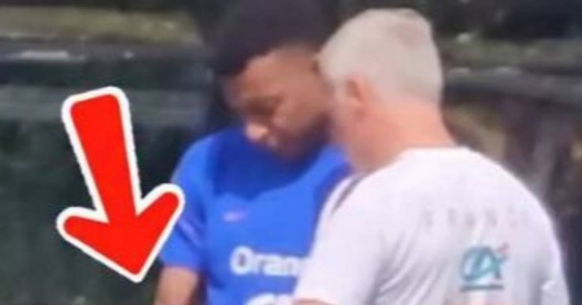 VIDEO.- El gesto de Mbappé, ¿preocupado por la nueva pelota para las semis del Mundial?