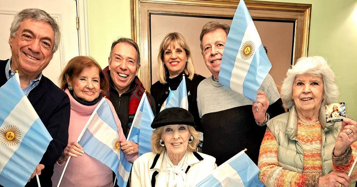 Sorpresa total para Mirtha Legrand: la llamativa estampita que le regalaron y su festejo…