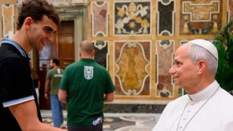 El nadador platense Cazau visitó al Papa León XIV