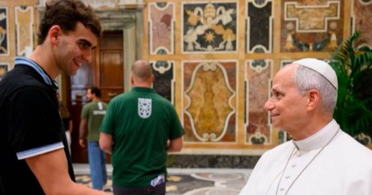 El nadador platense Cazau visitó al Papa León XIV