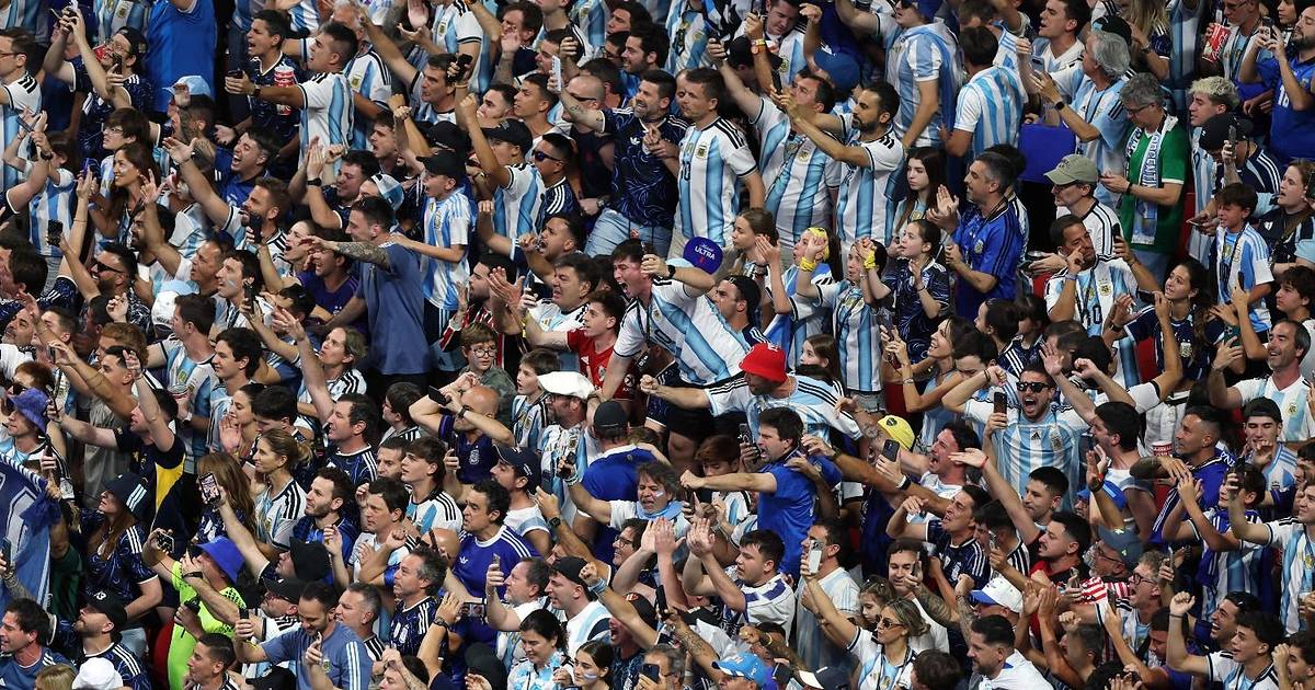 VIDEO. Fuertes silbidos: la reacción de los hinchas argentinos al himno inglés