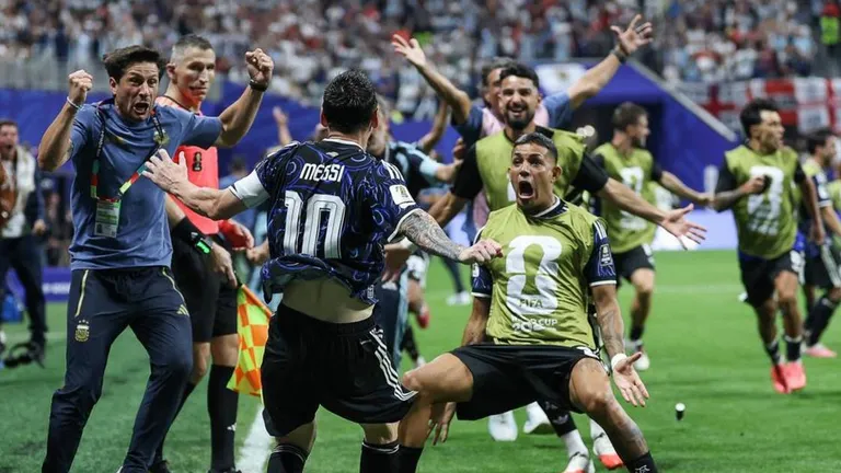Lionel Messi y su sana costumbre de cambiar los destinos del fútbol