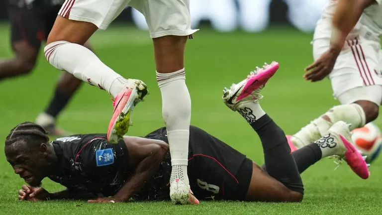 VIDEO. El peor final: la dramática lesión de Ismael Koné que conmovió a todos en la…