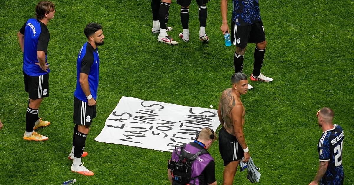 Reino Unido pide a la FIFA investigar a Argentina por la bandera de las Islas Malvinas