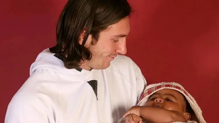 El día que Messi alzó a Lamine Yamal: el origen oculto de la foto que se viralizó en las…
