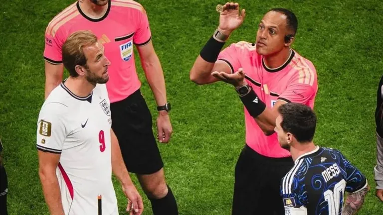 VIDEO. A lo Maradona: Messi le clavó la mirada a Kane en el sorteo