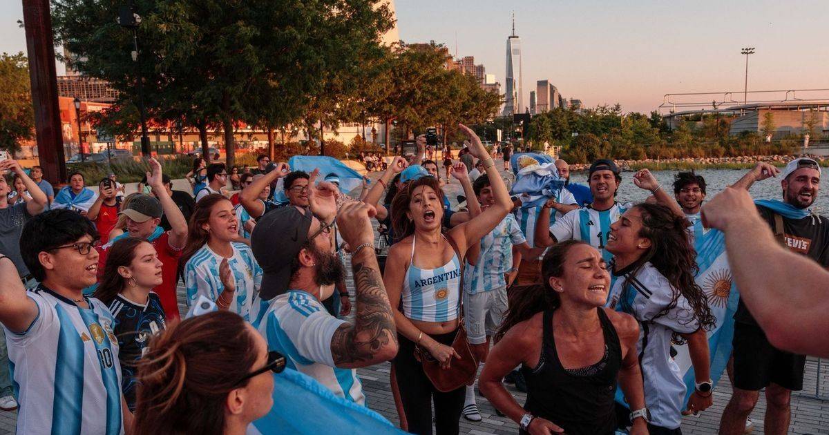 EL DÍA, RUMBO A NEW YORK. Así se la rebuscan los argentinos para ir a la final del Mundial