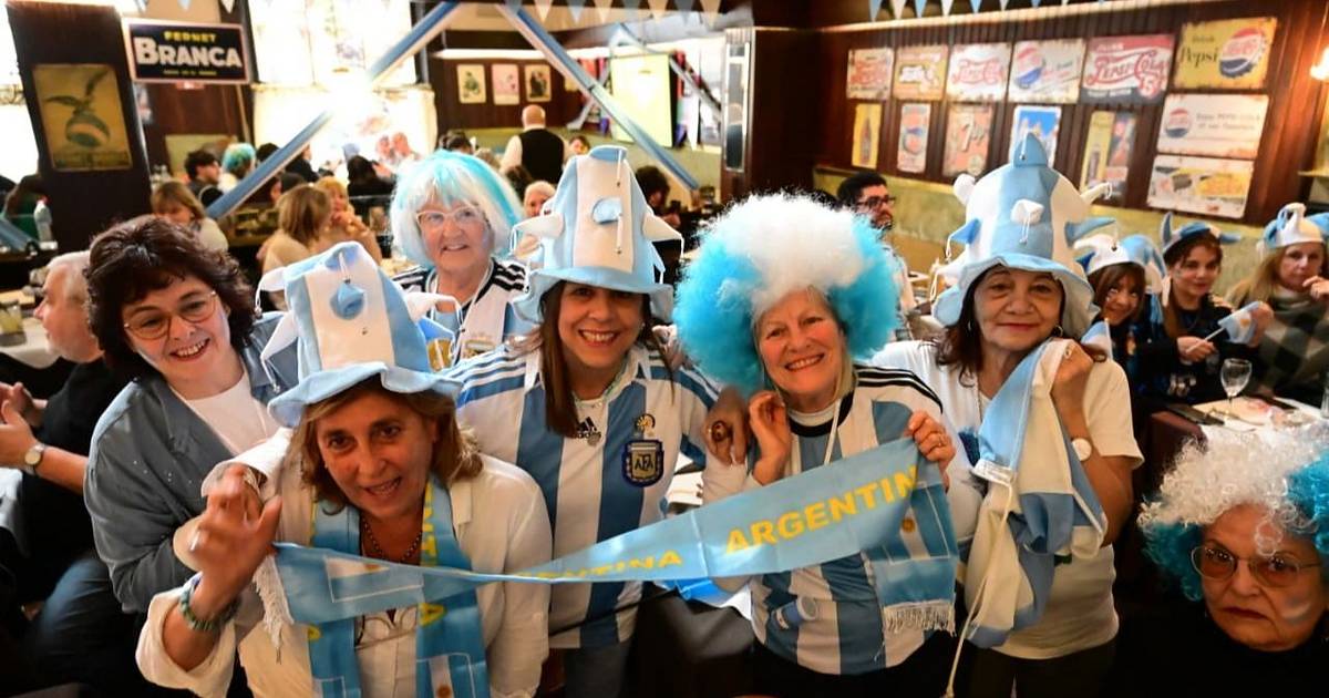FOTOS | La Plata, en modo Scaloneta: bares y restaurantes repletos para ver la final