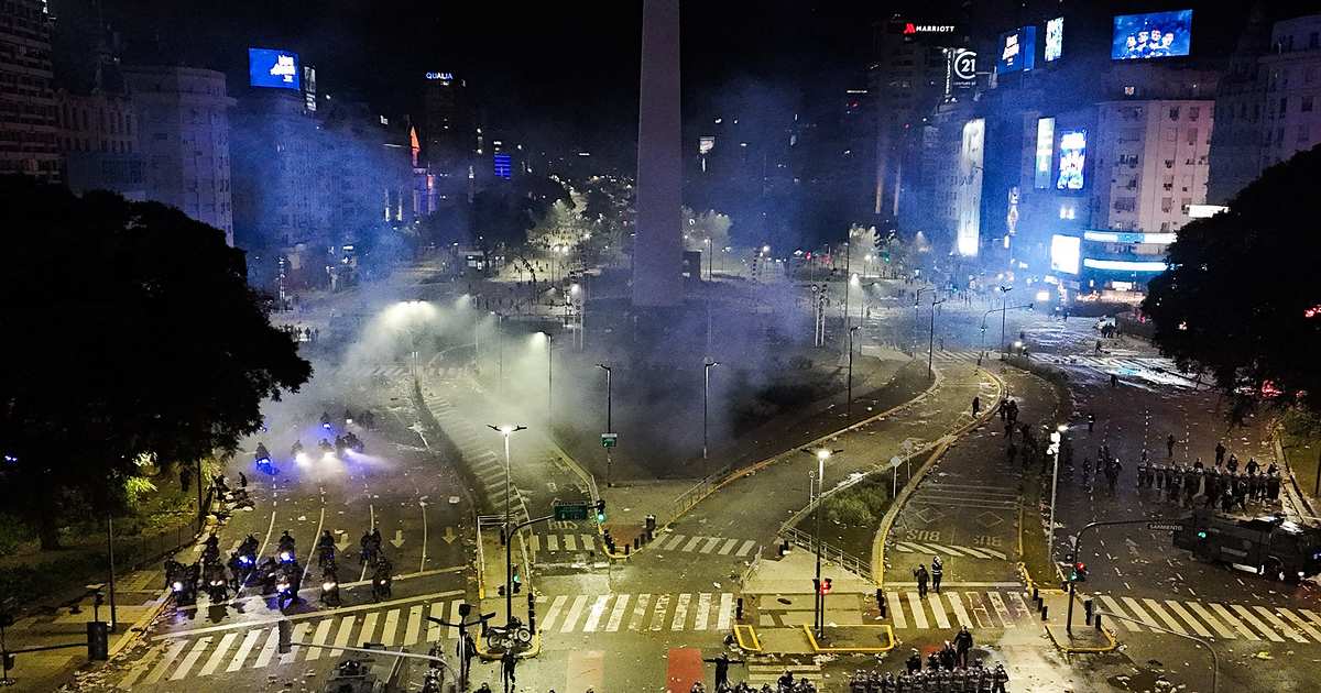 Incidentes, piedras y cruces en el Obelisco