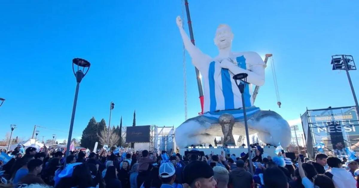 ¿La más grande del mundo?: Cutral Co inauguró un monumento gigante a Lionel Messi de 26…
