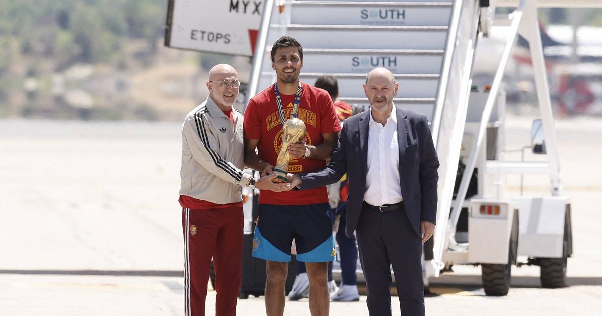 La selección de España arribó a Madrid con la Copa del Mundo y se desata la locura