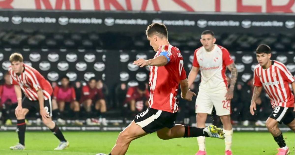 Carrillo y la pesada mochila ejecutando penales en Estudiantes