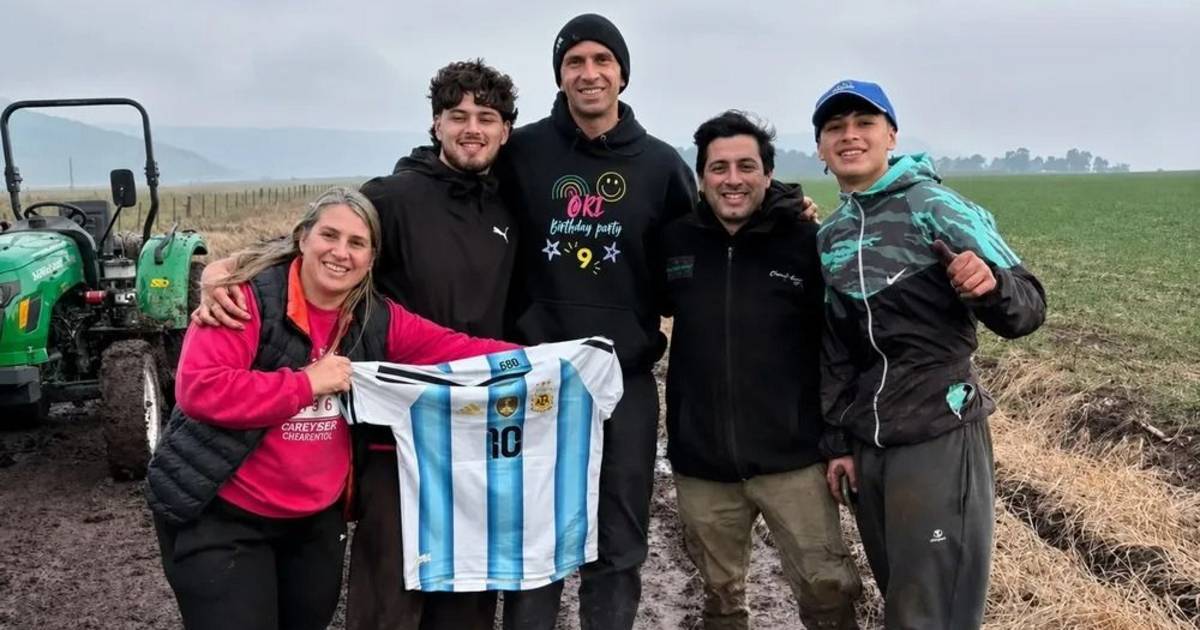 Ayudó al Dibu Martínez a sacar su camioneta encajada del barro y recibió un regalo…