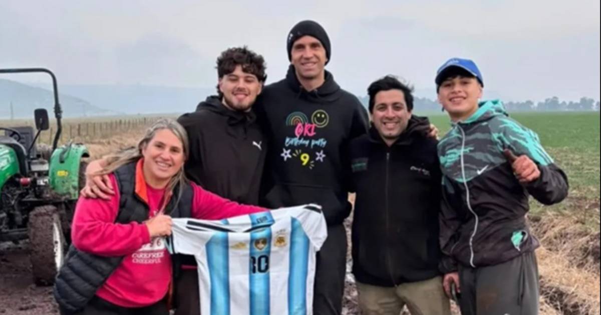 El gesto del Dibu luego de ser rescatado en el barro